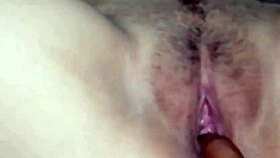 mi amante me toca mientras que le respondo un mensaje a mi esposo