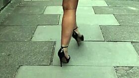 Fată grasă în mini-fustă ia futut anal puternic