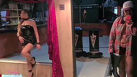 as safadas ficam peladinhas no clube de swing, explorando novas experiencias