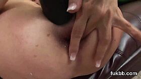 Csábító ribanc nyúzza sima puncáját cuccokkal aztán hardcore baszás 😈