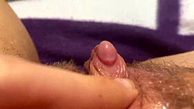 Ogromni klitoris trljan u ekstremnom krupnom planu HD orgazam drkanje perspektiva