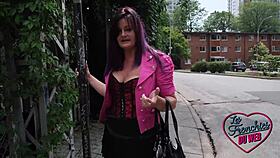 ميلاني تُضرب بقوة بينما زوجها يشاهد في صدمة.