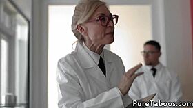 Vay Be! Yüzüne Boşalan Genç 18+ Güzel Üvey Babasının Sikini Emiyor Tabu Fetiş Oyununda!