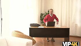 فتاة تحتاج مساعدة لكن الجنس مع رجل عجوز يجعلها تنسى كل شيء