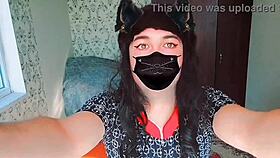 Sissy crossdresser in sexy jurk toont grote kont