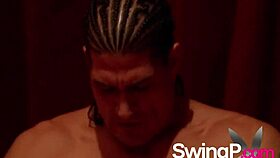 Zvrhlí swingeri šukají tvrdě v divoké červené místnosti orgie