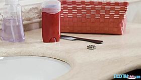 โอ๊ย พ่อเลี้ยงควยใหญ่ทำให้ฉันร้องในห้องน้ำ