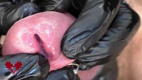 यह क्लोज अप एक्सट्रीम है! लेटेक्स ग्लव्स के साथ मुख्य फ्रंटल व्यू और पीहोल कमशॉट डिटेल देखो।