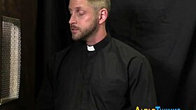 Гей-священник трахает задницу 18+ твинка без презерватива!