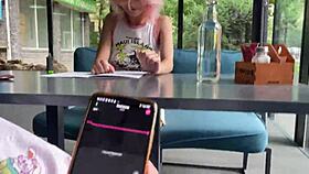 Гуляю по городу с вибратором внутри, ой, не могу остановить жужжание!