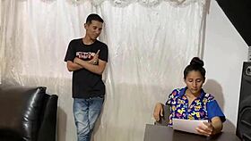 Učím svou nevlastní sestru výborně jebat