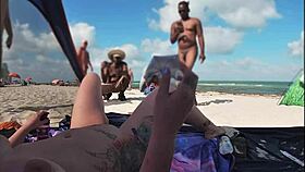 Gösterişçi Eş Bayan Kiss Çıplak Plajda Voyeur POV Paylaşıyor