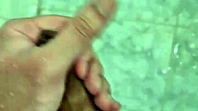 Novinho dotado brincando no banho, are you joining this twink in the shower?