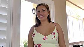 يا رجل، البرونيت الحلوة تُضرب من الخلف وتبتلع المني الدافئ!