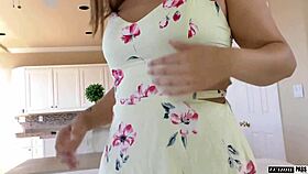 يا رجل، البرونيت الحلوة تُضرب من الخلف وتبتلع المني الدافئ!