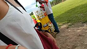 mira como esta mamaluchona me lleva a su casa