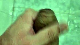 Novinho dotado brincando no banho, are you joining this twink in the shower?