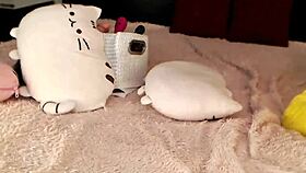 נערה 18+ משחקת עם צעצועי פוקמון