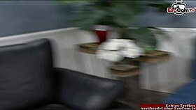 Nevasta blondă slabă își arată sânii naturali pentru puță mare