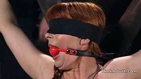 Sclavă cu țâțe naturale uriașe cu sfârcuri strânse în sesiune bondage dură