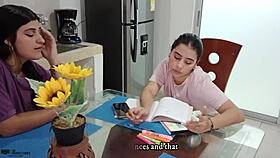 madrastra latina lesbiana pide a su hijastra que le folle el co�o