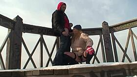 สาวบลอนด์ตัวยั่วโดนเย็ดแรงๆ นอกบ้านโดยหนุ่มวัยรุ่นหื่น