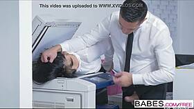 Obsesja Biurowa - Chuda Sekretarka Rina Ellis w Ciasnym Mokrym Akcie!