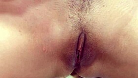 Masturbando mi lindo co�o con mucho semen caliente