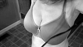 Kypsä nainen kiusoittelee kurvikkaalla perseellään ja täysillä titeillään.