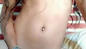 Shemale leikkii yksin intensiivisellä ristiinpukeutumisella