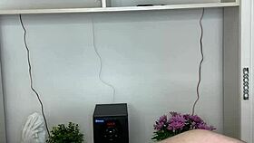 Miért borotválja ez az orosz szexi MILF a szőrös farkakat? Kíváncsi vagyok a kis 18+ szőke bájára?