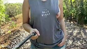 Hey Babe, willst du sehen, wie mein zerrissenes Shirt in der Öffentlichkeit blitzt?