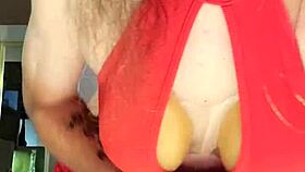 Sissy juguetona provoca con tetas grandes en show sexy de travestismo