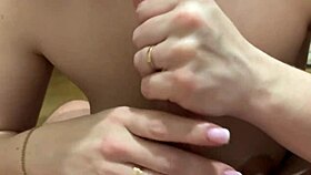 샤워 후 블로우잡이 마스크 쓴 아마추어와 함께 야생적으로 변해. 귀엽게 시키는 대로 빨아.