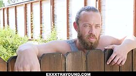 Brad Newman hunkert naar petite Lily Glees workout! Waarom niet meedoen aan haar strakke lichaamssessie?