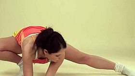 Kollla på flexibla snyggingen polina barna med stor röv och tuttar som stretchar