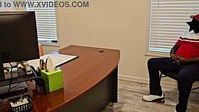 عميل غاضب يقذف في فمي، غصصت بحمله