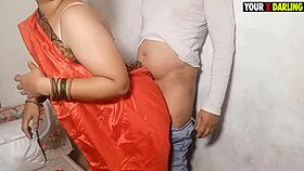 मैं इस बड़े गंद वाली शादीशुदा लड़की से मोहित हूं जो मेरे एक्स द्वारा डॉगीस्टाइल में जोर से चोद रही है