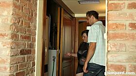 curvy bbw femdom face sitting the plumber in kinky session 😏