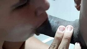 encuentro a la puta de mi hermanastra tocandose las tetas entro a que me chupe la polla