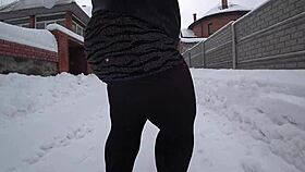 パンティストッキングのグラマラスMILFが雪の街で捕まる。覗きが短いドレスの下の大きなお尻に耐えられない！