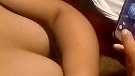 เธอชอบฉันดูดหัวนมแม่ของเธอไหม?