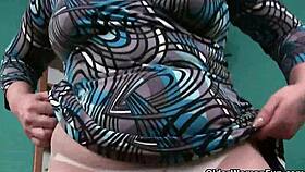 Mamies en nylon Brenda et Fannie se masturbent dans des bas serrés