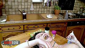 Melany Furie konyhai orgiája kemény lyukdugással