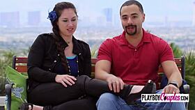 Swinger manželky ukazují velké kozy při dovádění na zahradě! 😍