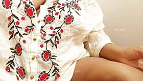 Индийска секси леля показва големите си цици в небрежен горещ чат