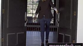 Dojrzała blondynka Lilly James zawiera analną umowę z twardym chuliganem