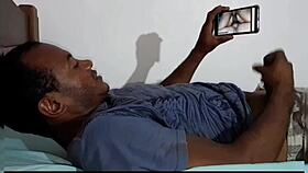 Deitado Na Cama Vendo Os Vídeos De Ester Tigresa Tocando Aquela Bronha Mas Não Imaginava Que Ela Ia Chegar Ali No Quarto E Dá A Buceta Para Ele