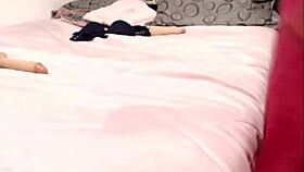 Teini kamutyttö suihkuttaa kovasti dildolelullaan! 💦