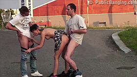 Ekstremni javni ulični trojček s petite 18+ punco, ki sesa in jebe dva tipa na prostem.